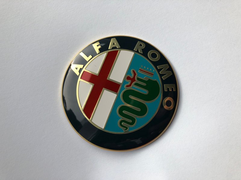 Значок на капот Alfa Romeo 147