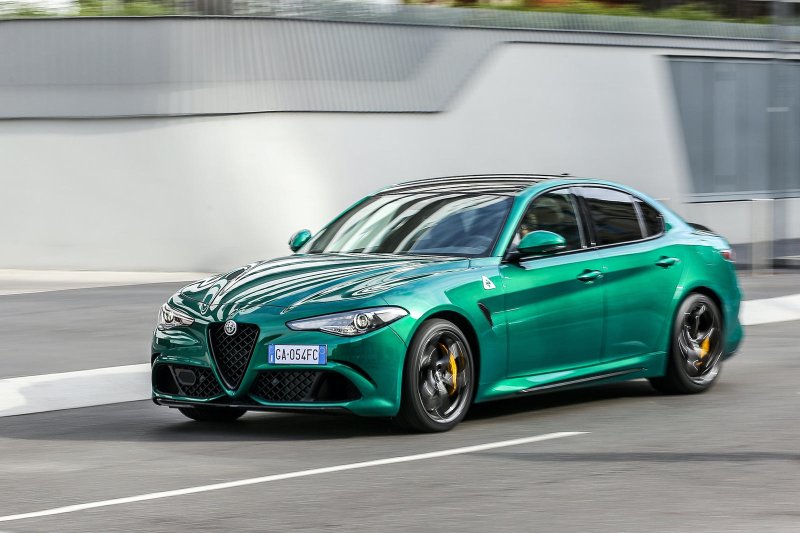 Alfa Romeo Giulia зеленая