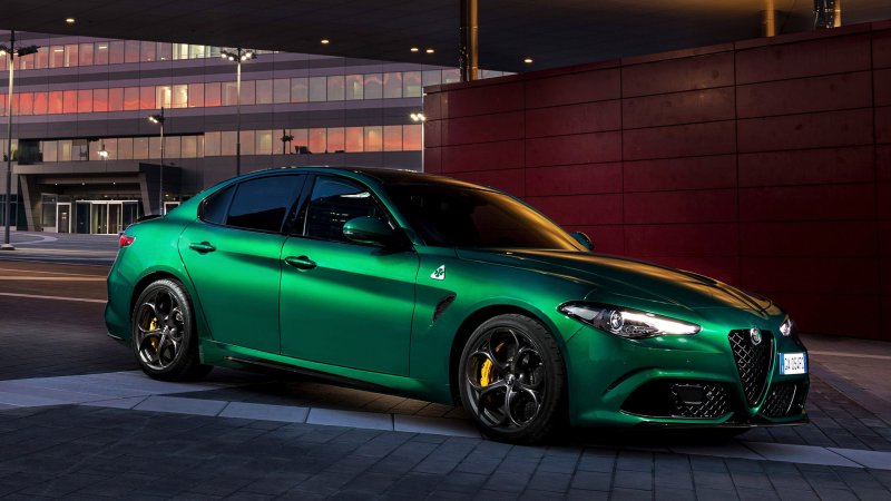 Alfa Romeo Giulia зеленая