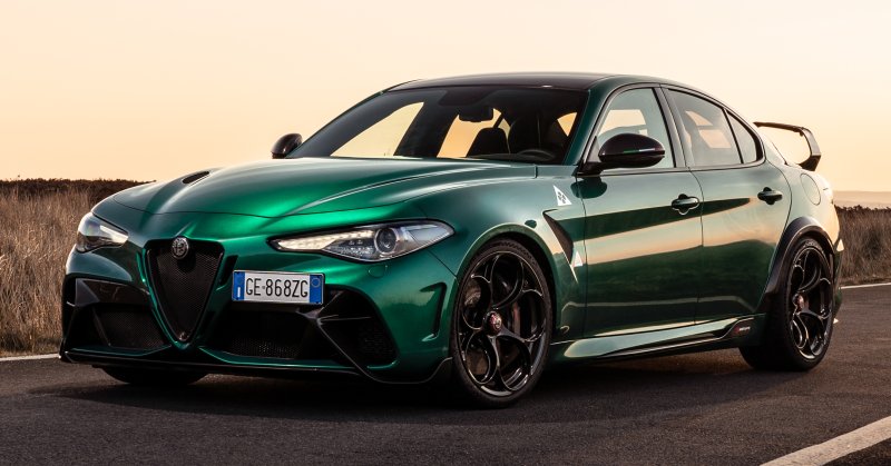 Alfa Romeo Giulia зеленая