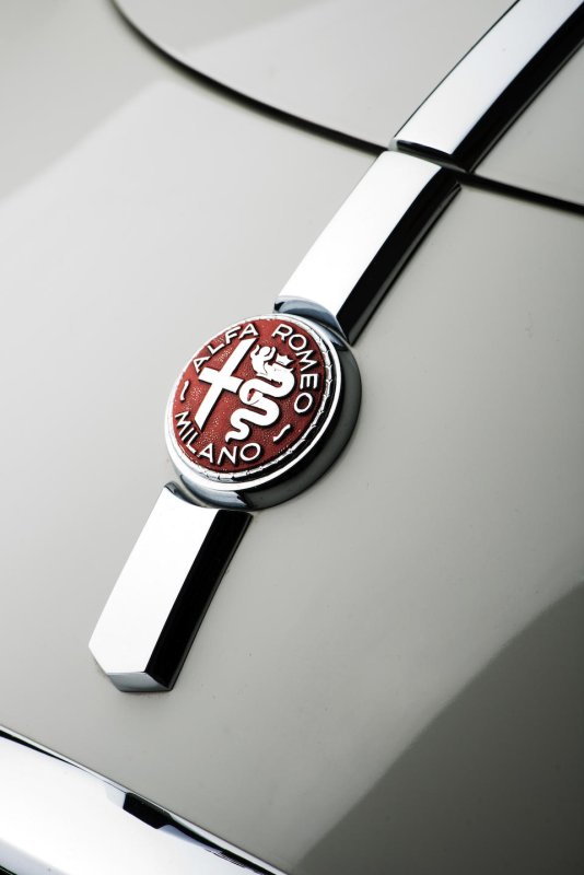 Alfa Romeo значок на машине