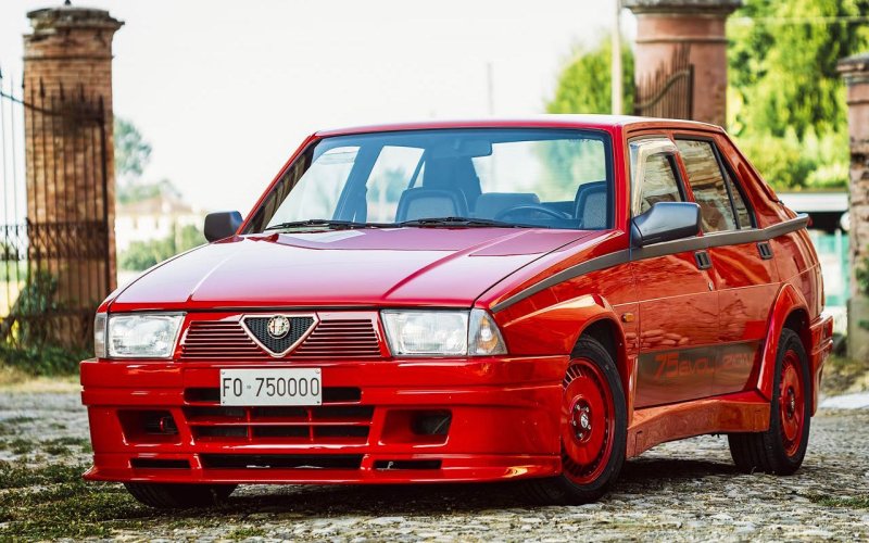 Alfa Romeo 75 белая