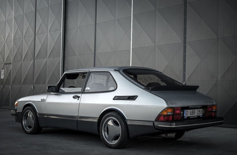Старый Сааб 900 Aero