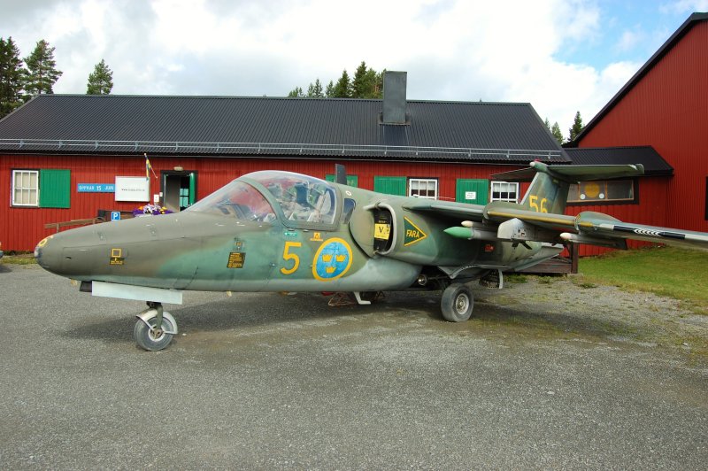 Saab-105 walk around