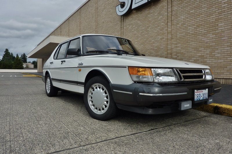 Saab 900 седан