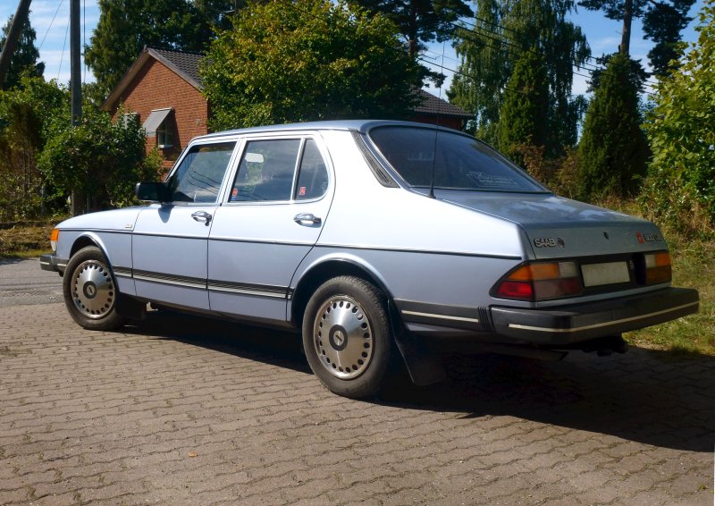 Сааб 900 седан