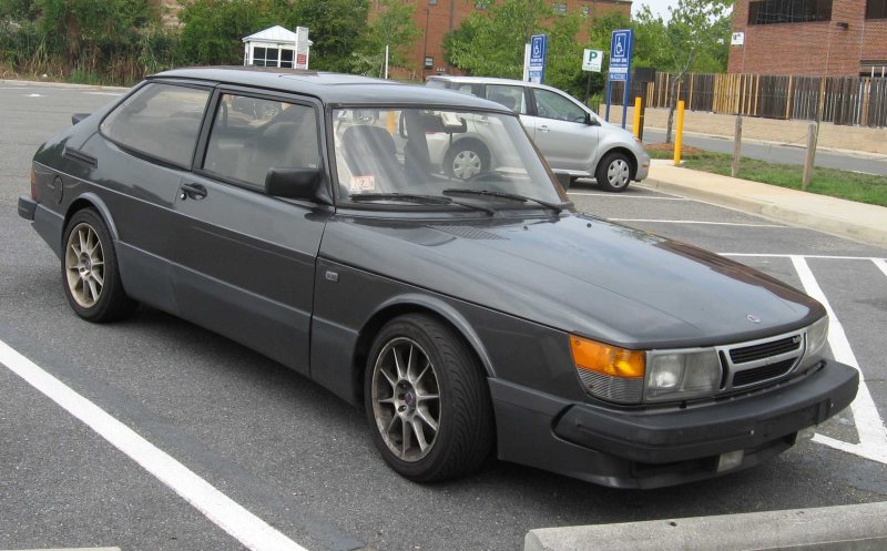 Saab 900 i