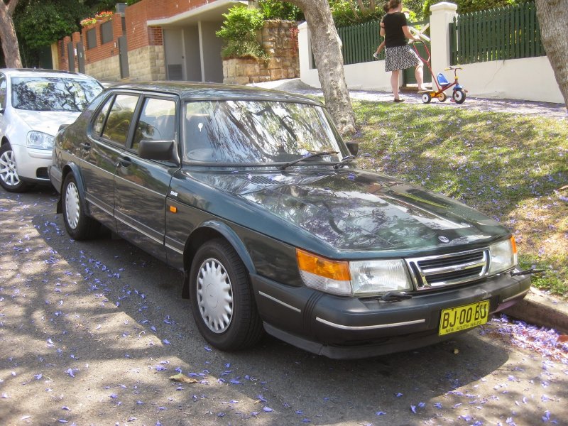 Saab 900 i