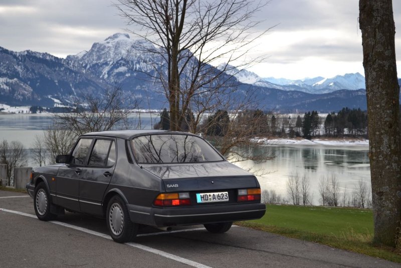 Saab 900 седан
