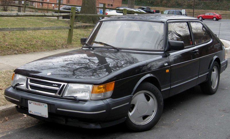 Saab 900 i