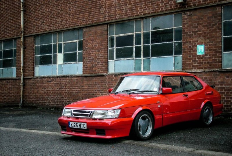 Saab 900 i