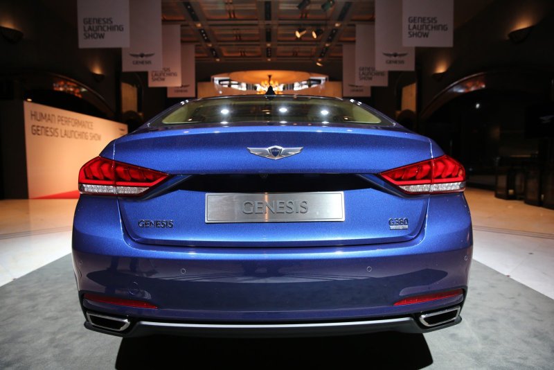 Hyundai Genesis 2015 сзади