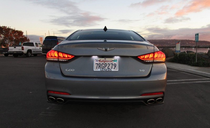 Genesis g80 вид сзади