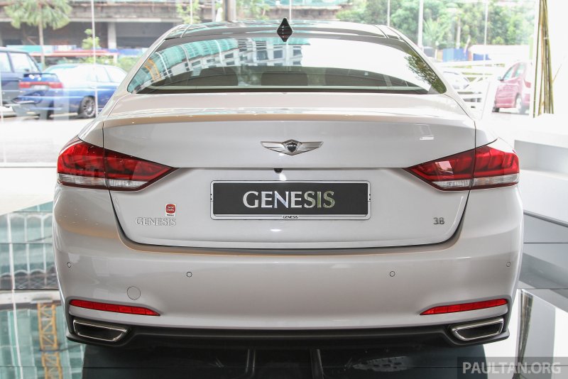 Hyundai Genesis 2015 сзади