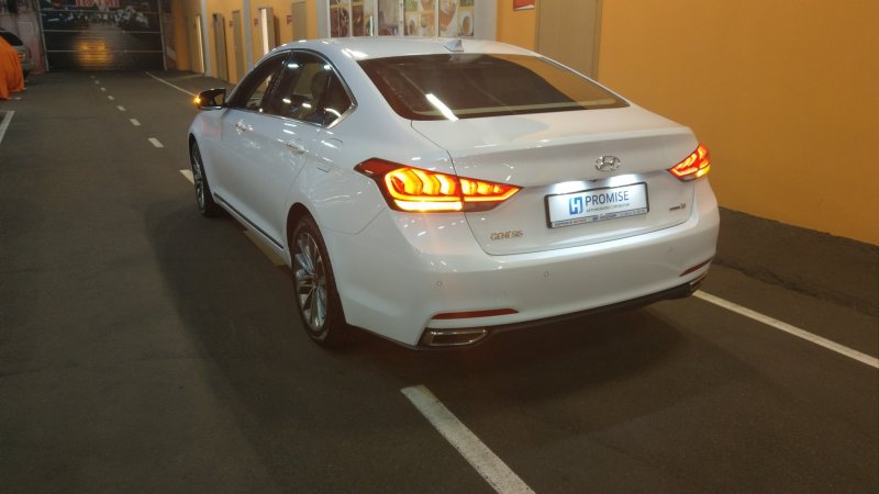 Hyundai Genesis сзади