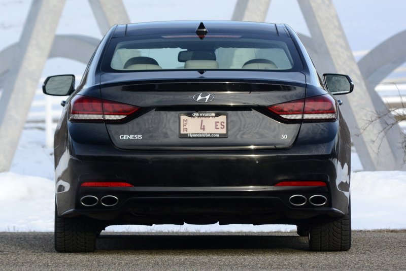 Hyundai Genesis g60 сзади