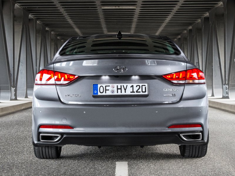 Hyundai Genesis 2015 сзади