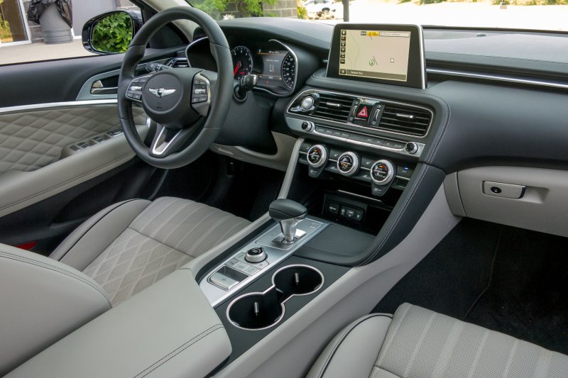 Genesis g70 салон