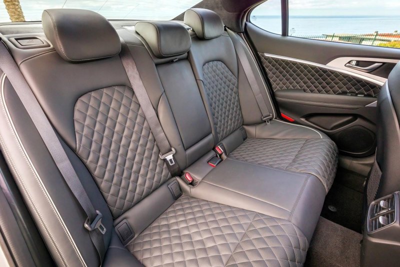 Genesis g70 салон