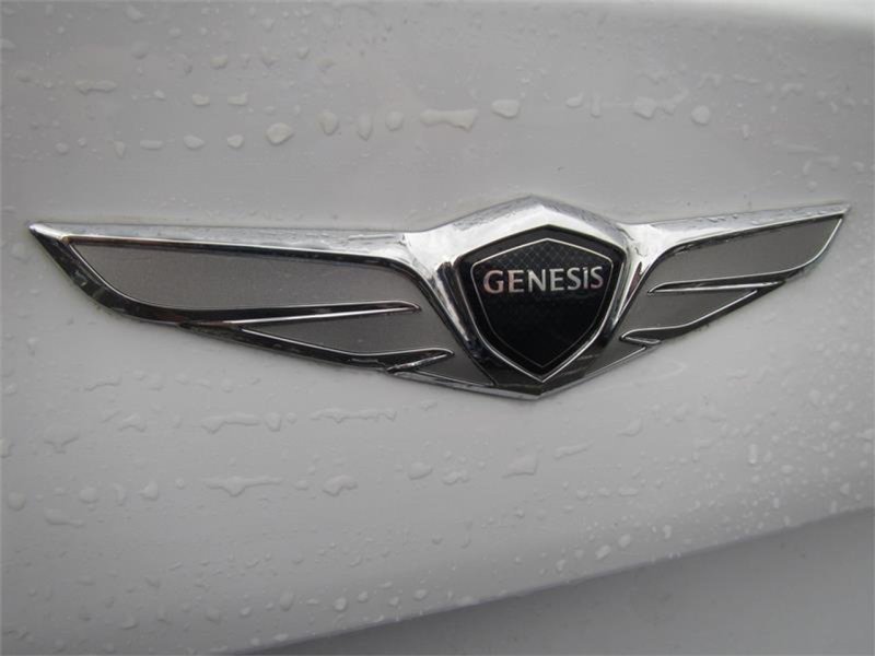 Genesis g90 шильдик бренд