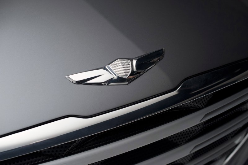 Шильдик Genesis на Hyundai