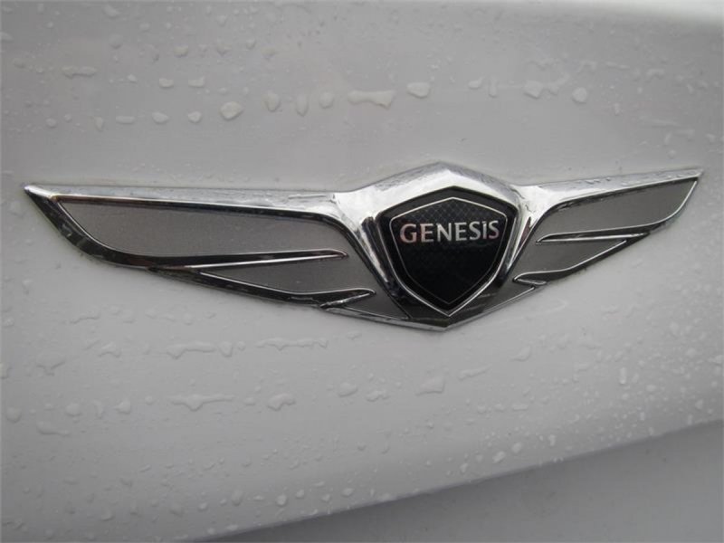 Genesis g90 шильдик бренд