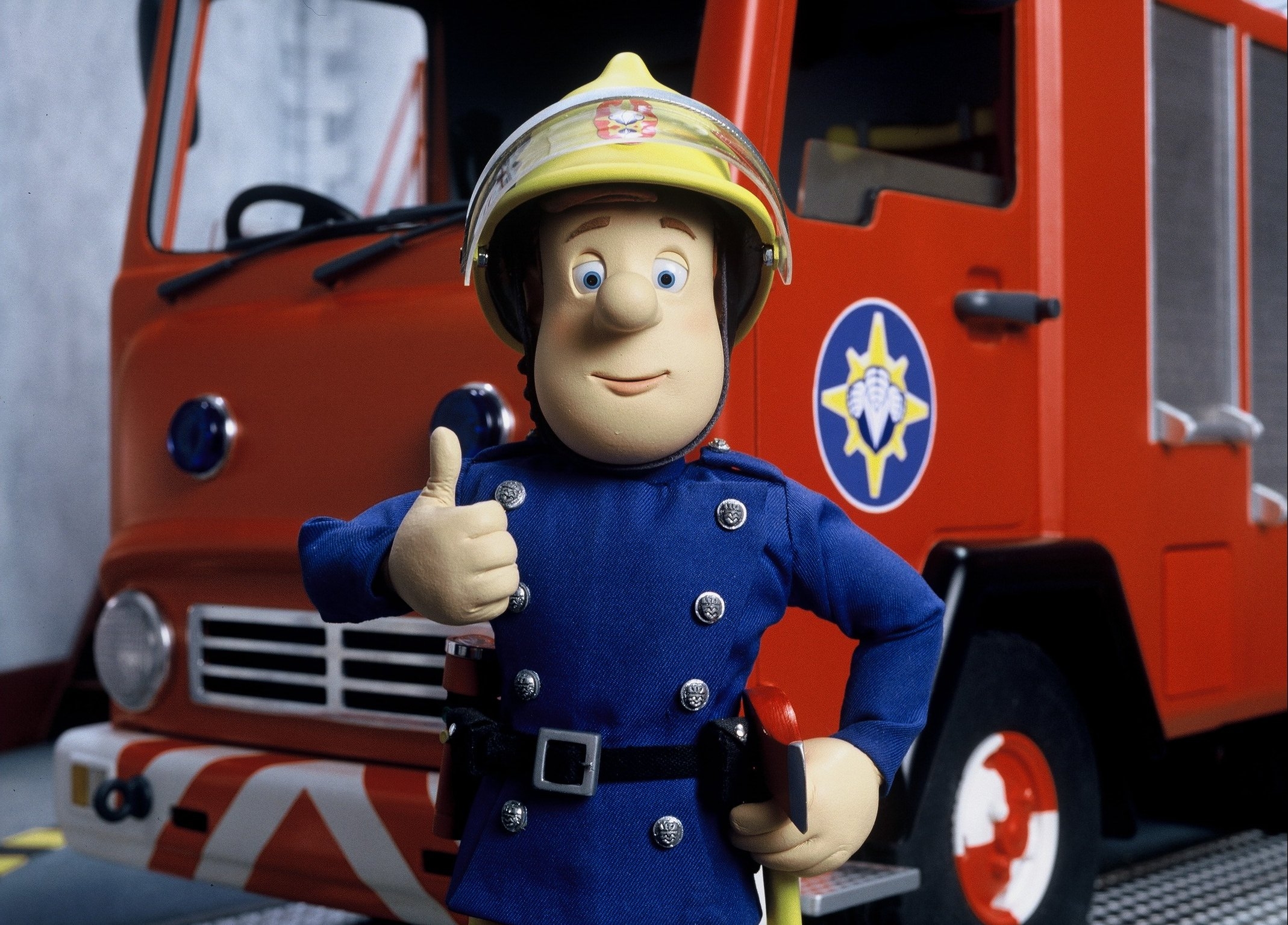 Пожарная машина песенка. Пожарный Сэм 1987. Пожарный из мультика. Водитель пожарного автомобиля.