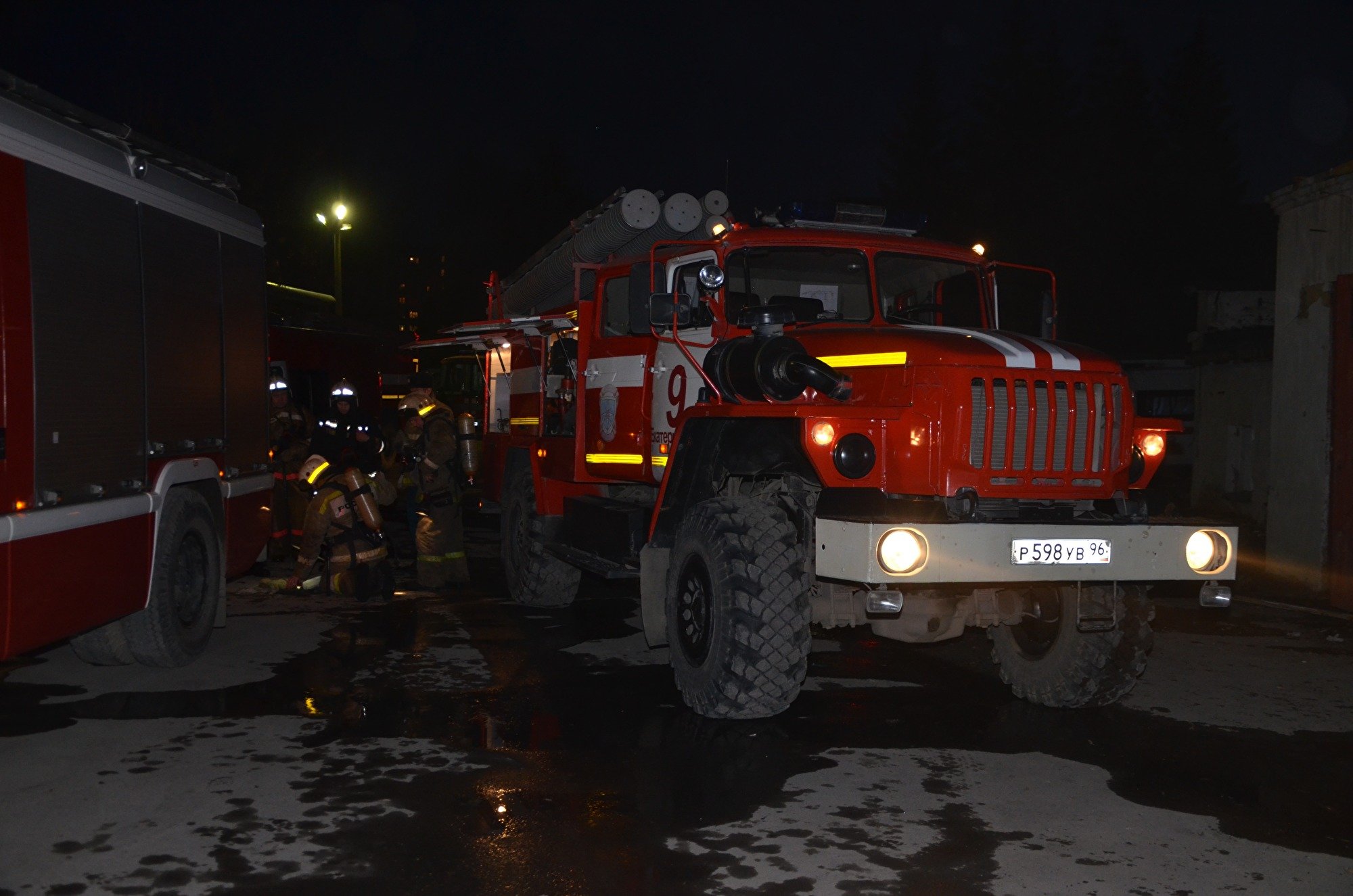 Пожарный автомобиль ночью