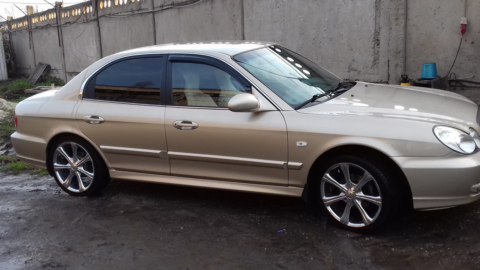 Ростов купить сонату. Hyundai Sonata EF r17. Хендай Соната 2007 Золотая. Соната 4 r17. Соната Хендай 2007 золотистый.