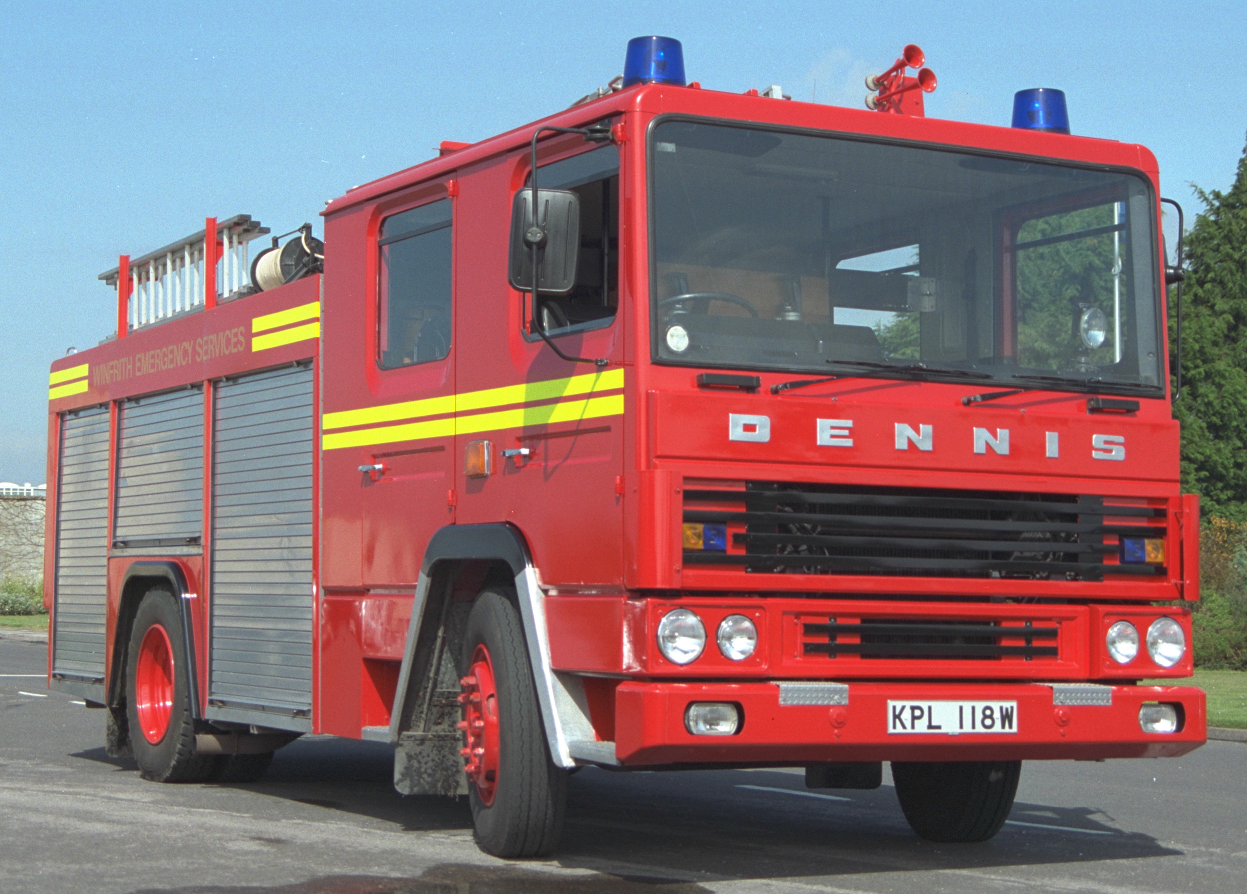 Пожарно красный. Дэннис Файер трак. Dennis АЦ. Dennis пожарная техника. Dennis Fire Truck Курск.