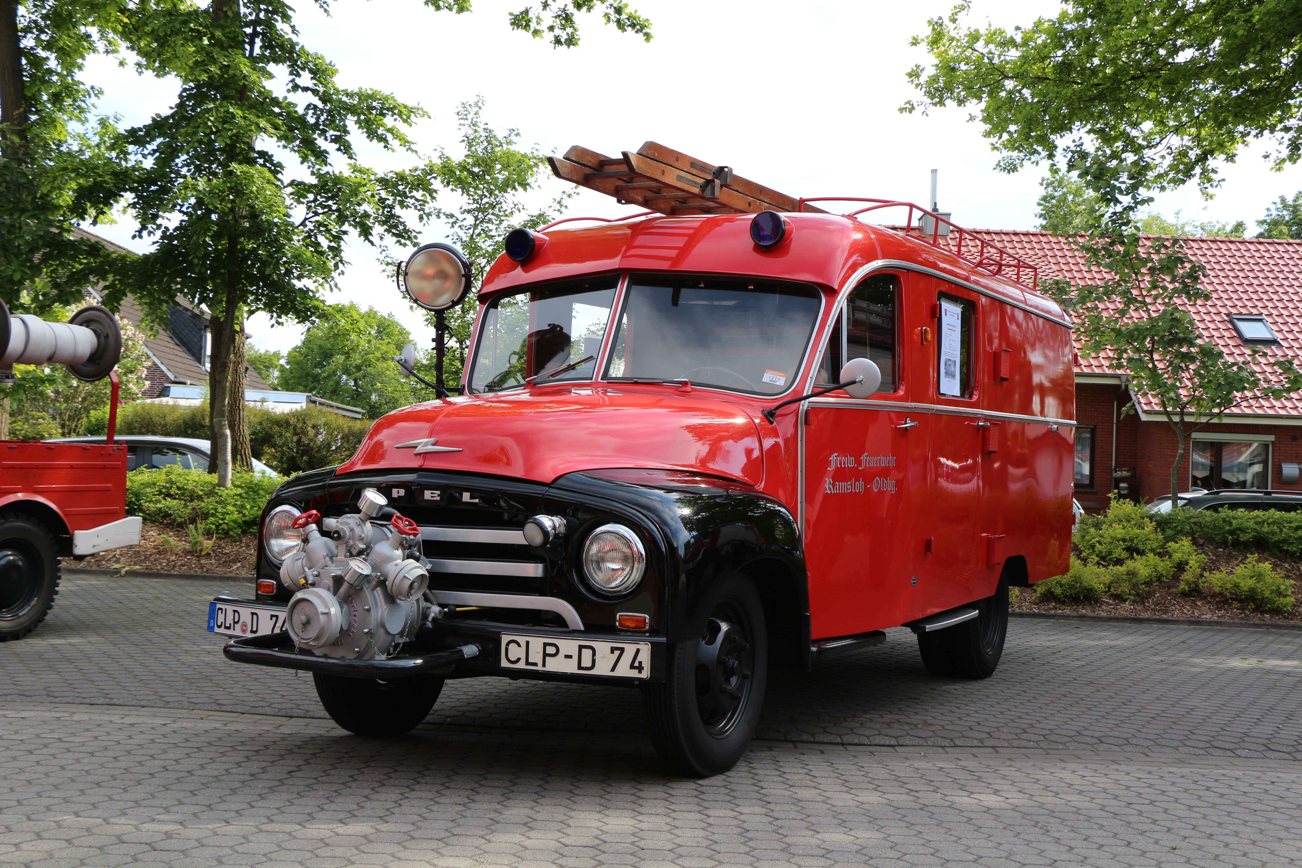 Старый пожарный. Старинные пожарные машины. Германские пожарные автомобили. Редкие пожарные автомобили. Старая американская пожарная машина.