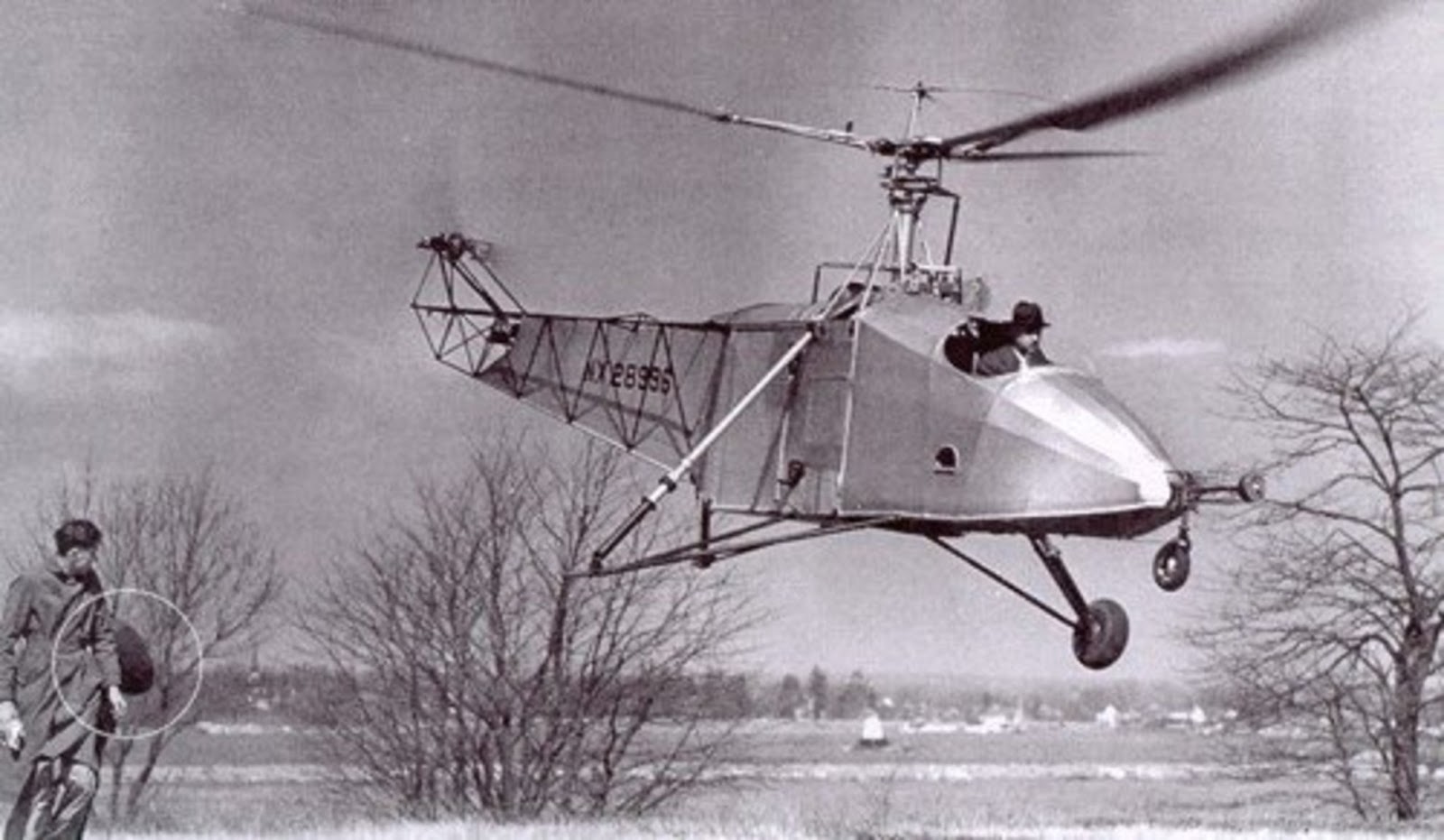 Первые вертолеты в мире. Vs-300 Сикорский. Вертолет Сикорского vs-300. Вертолёт Vought-Sikorsky 300.