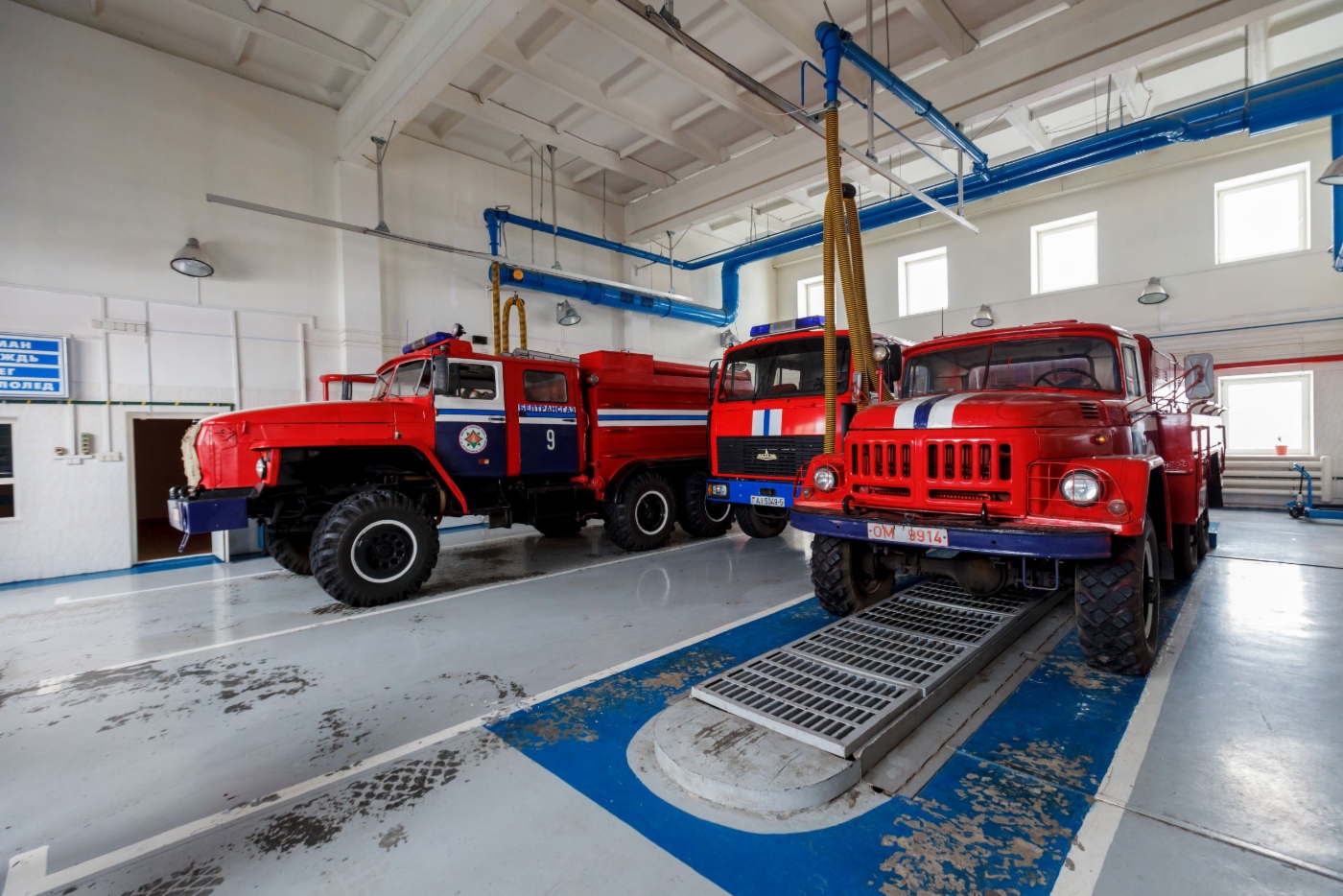 Использование пожарных автомобилей. Пожарное депо ЗИЛ - 130. Пожарные депо, станции МЧС. Техническое обслуживание пожарных автомобилей. Пожарная машина в гараже.