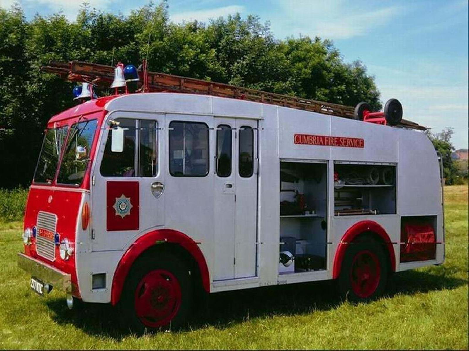 Маленькая пожарная машинка. Пожарный КАМАЗ АЦ 2.40.2. Пожарный автомобиль. Пожарная машина настоящая.