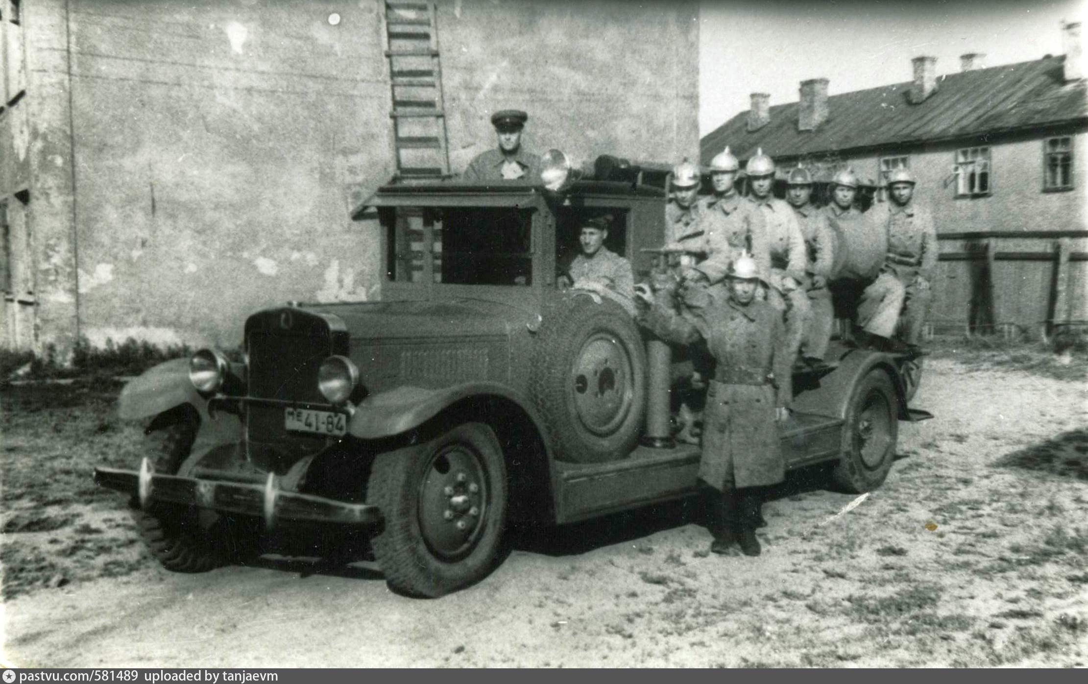 Машина большевиков. Пожарная охрана в годы Великой Отечественной войны 1941-1945. Пожарная охрана в годы ВОВ. Советская пожарная охрана Ленинграда. Старые пожарные автомобили.