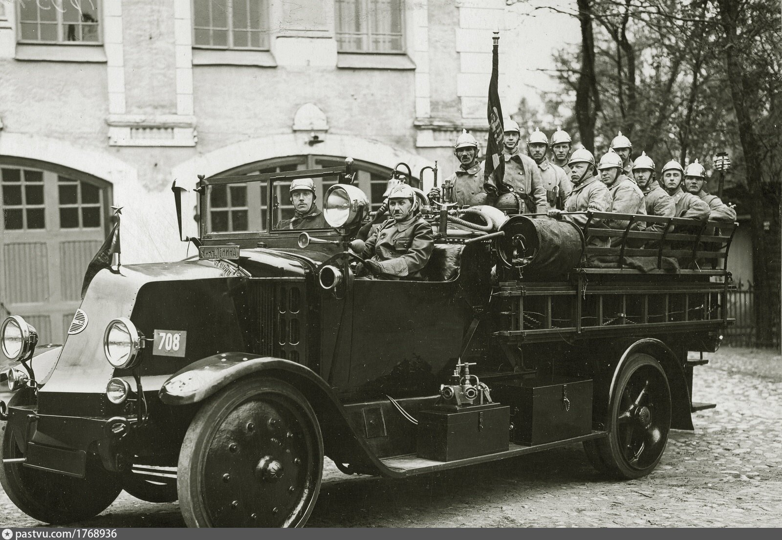 Первый пожарный. Советская пожарная охрана Ленинграда. Renault 1920-е. Старинный пожарный. Пожарные автомобили Ленинград.