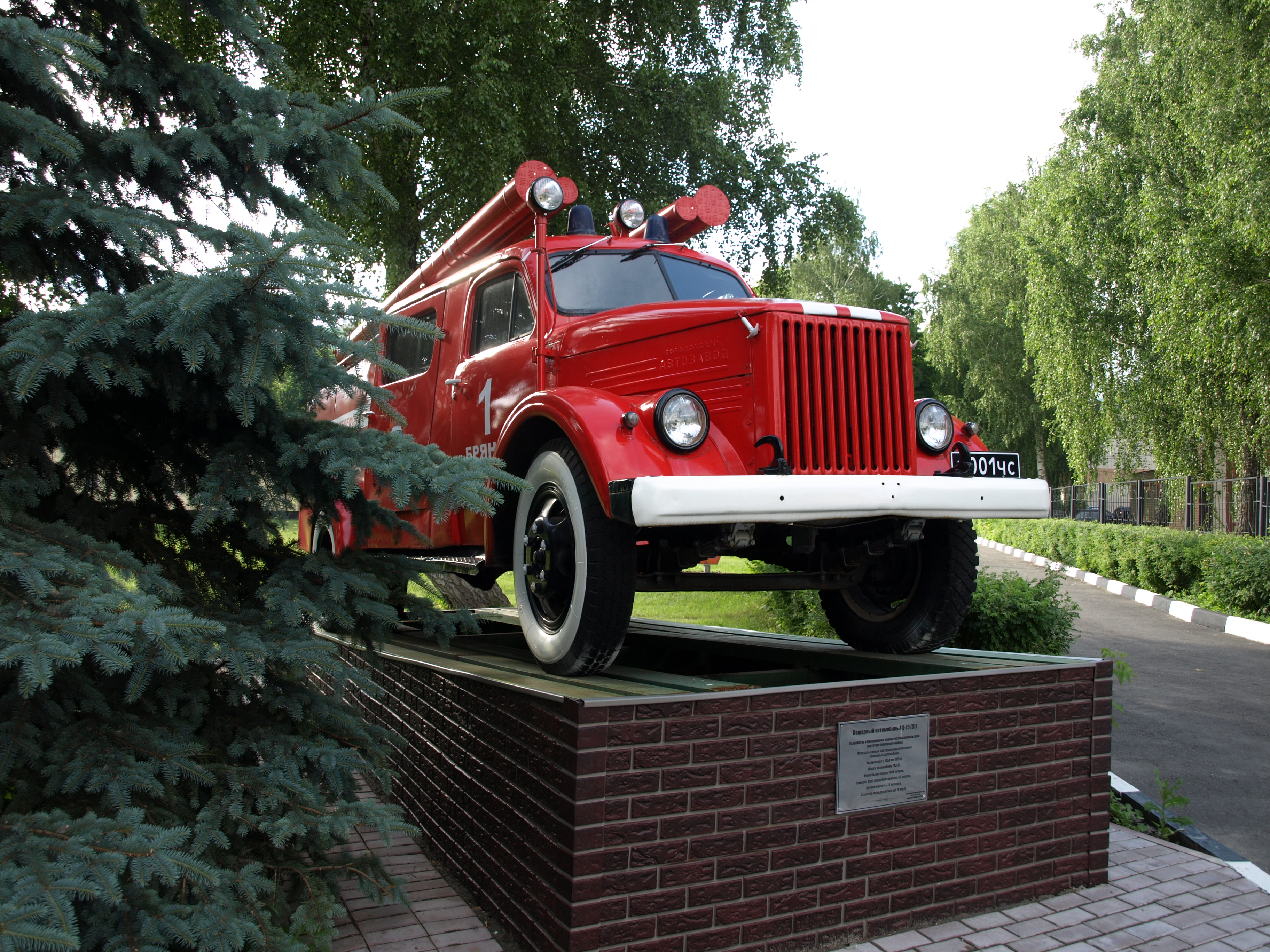 Памятник пожарному автомобилю