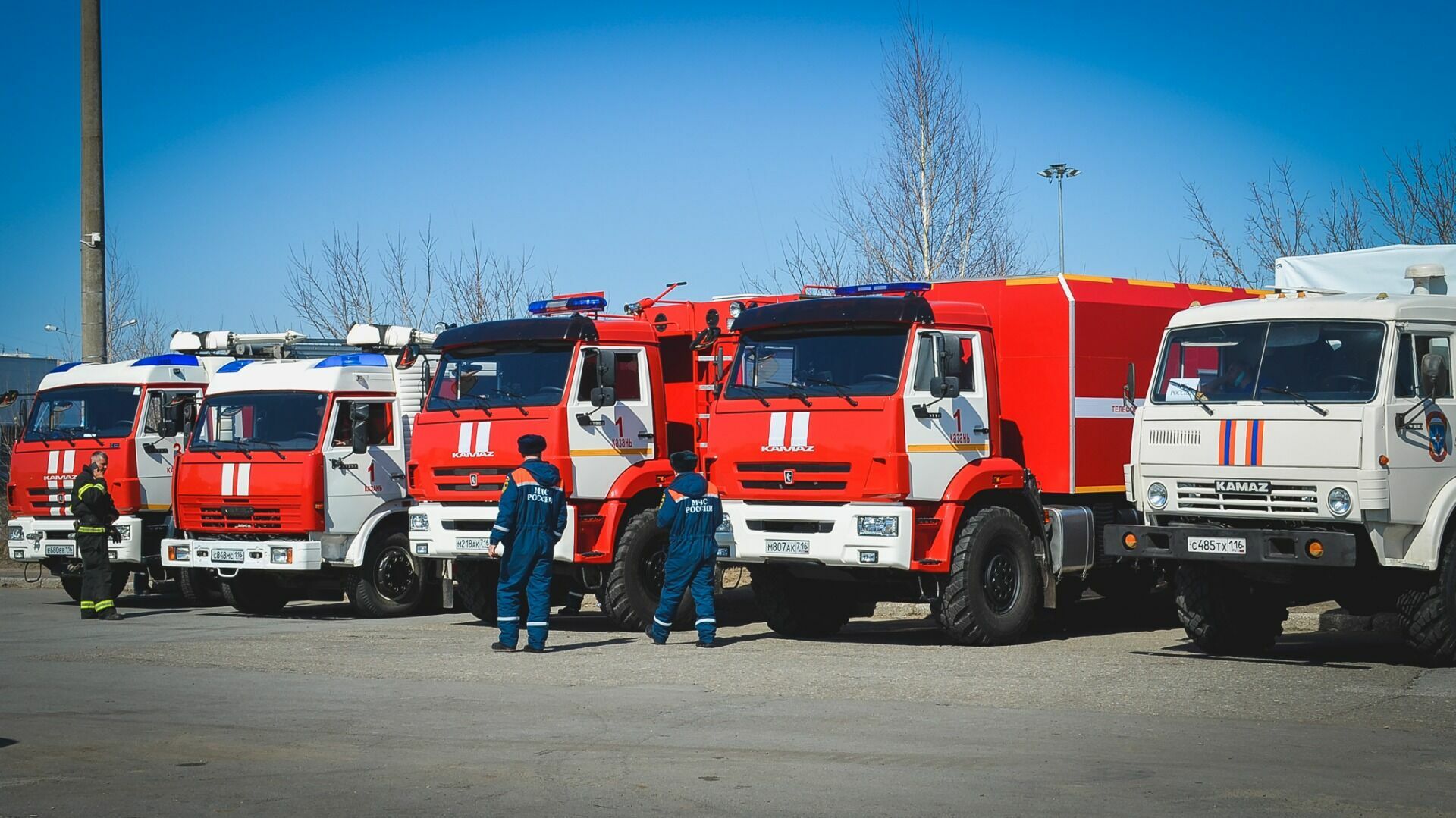 Пожарники омск. МЧС Омск машины. Пожарная машина. Пожарные Омск.