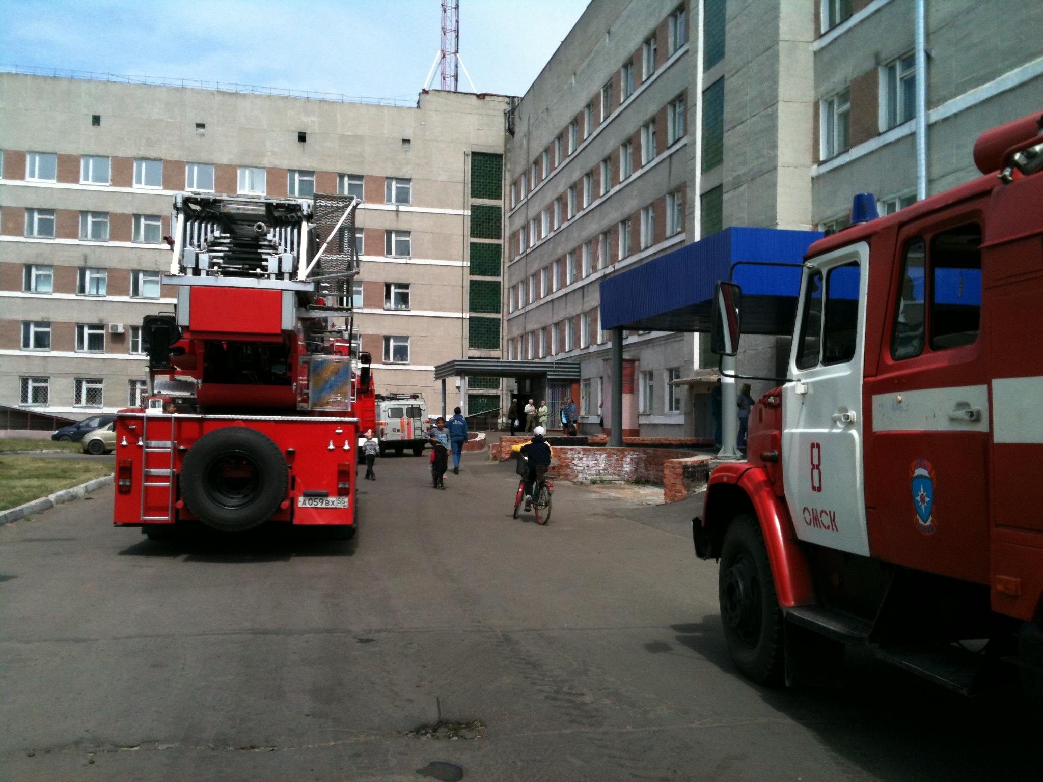 Пожарники омск. Пожарная машина Омск. Пожарная машина у подъезда. Пожарный подъезд.