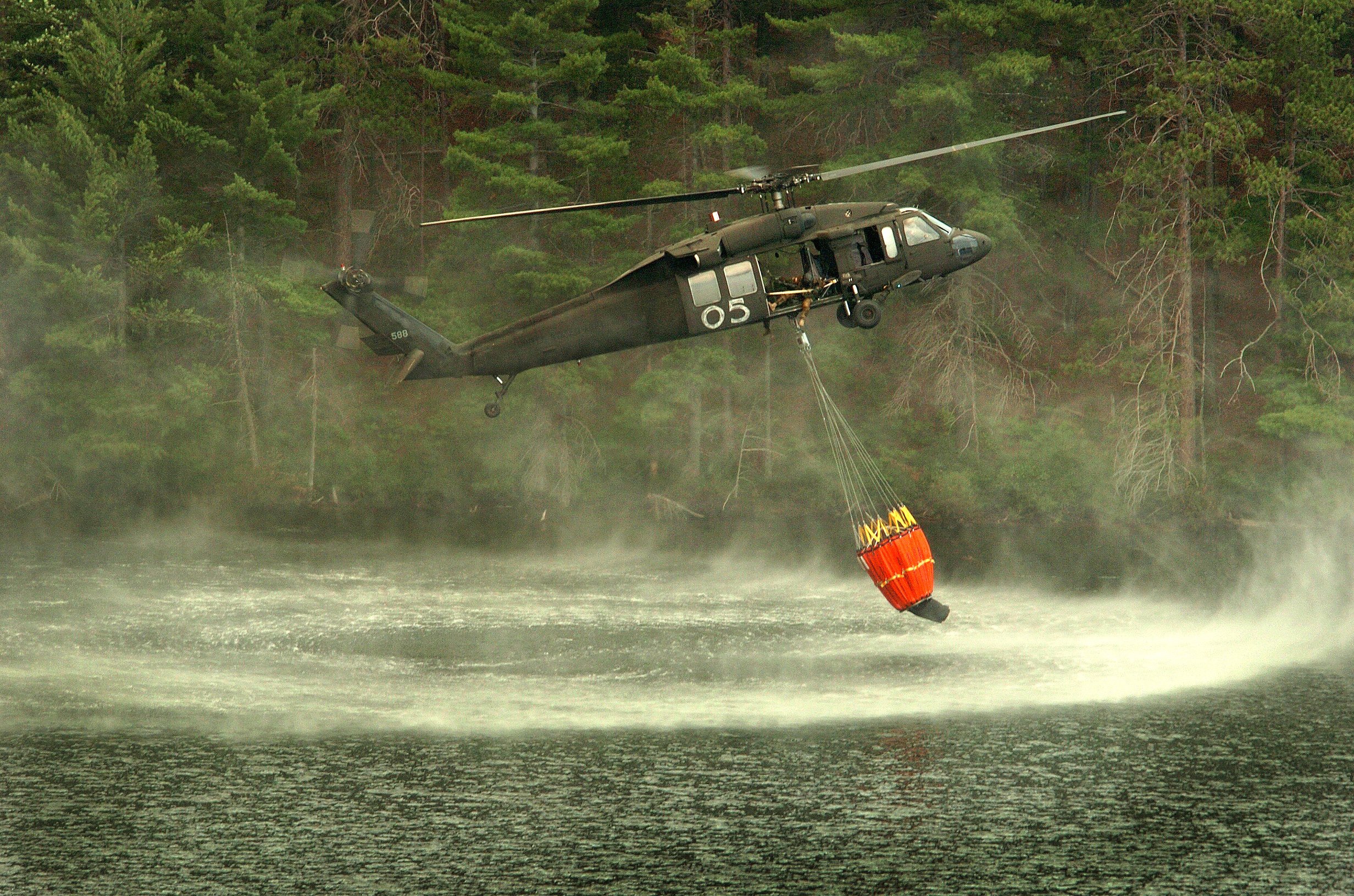 Вертолеты над озером. Вертолет для тушения пожаров. Вертолет над водой. Вертолет "пожарный". Вертолеты с водой для тушения.