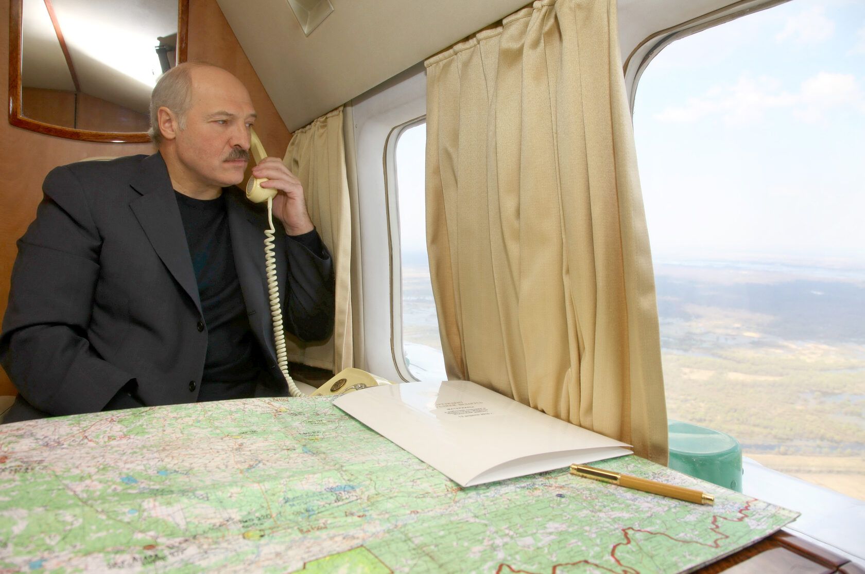 Где живет лукашенко. Лукашенко 1997. Лукашенко в вертолете. Лукашенко телефонна вертолет. Лукашенко в вертолете с телефоном.