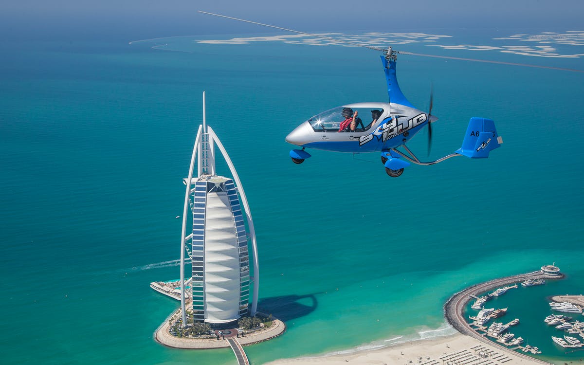 Летают ли в дубай сейчас. Гирокоптер Дубай. Скайдайвинг Дубай. Aerial Tour Дубай. Бурдж Аль араб вертолет.
