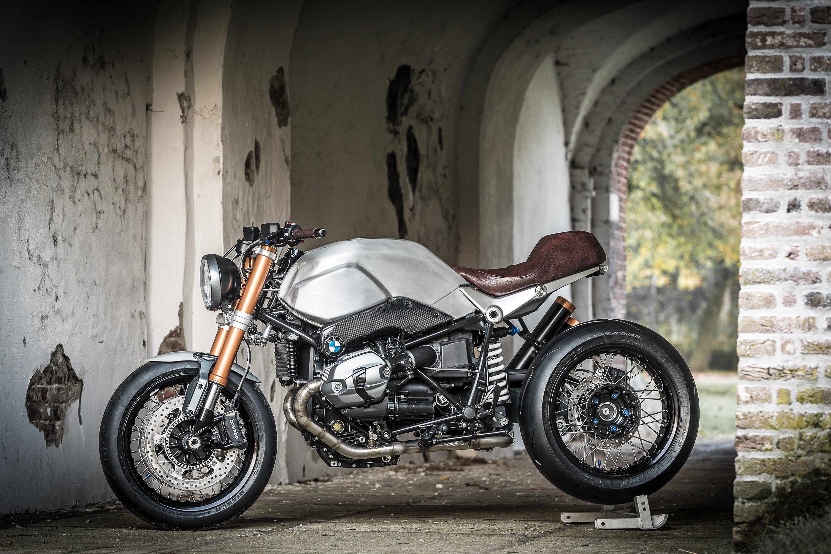 Custom t. Мотоцикл BMW кастом. Мотоцикл BMW Cafe Racer. BMW R Nine t Cafe Racer. BMW R Nine t Custom.