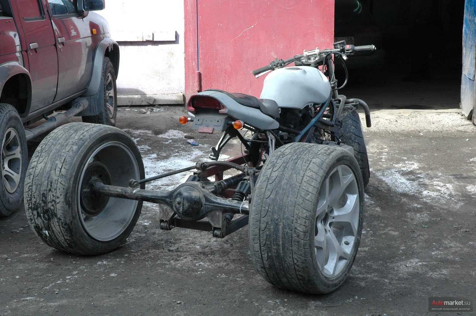 Самодельный трицикл сделанный из мотоцикла «Урал» и запчастей от «Запорожца»