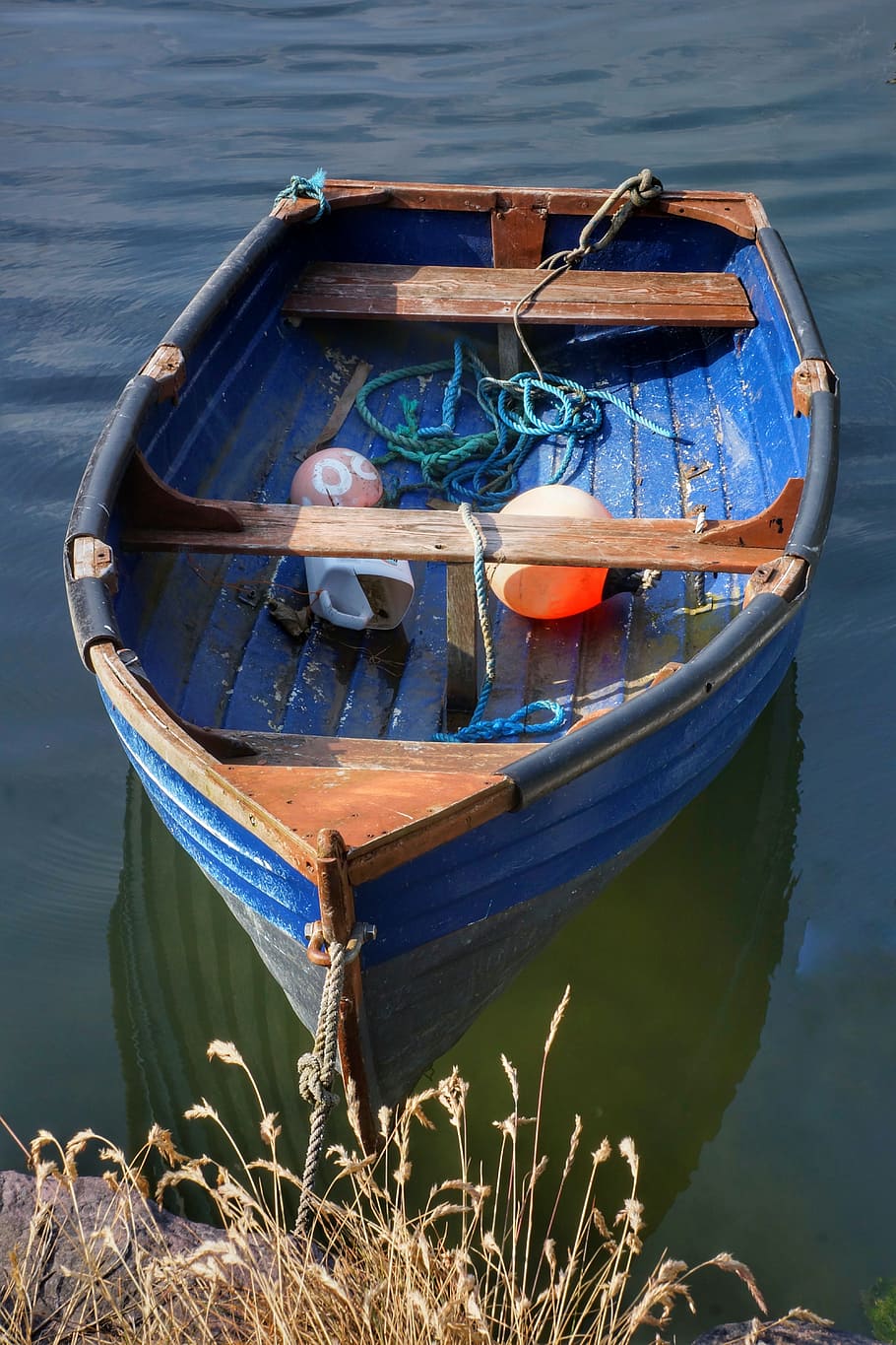 Самая маленькая лодка в мире краткое. Лодка рыбака Рыбачья лодка. Рыбак в лодке. Рыболовецкая лодка. Маленькие лодки.
