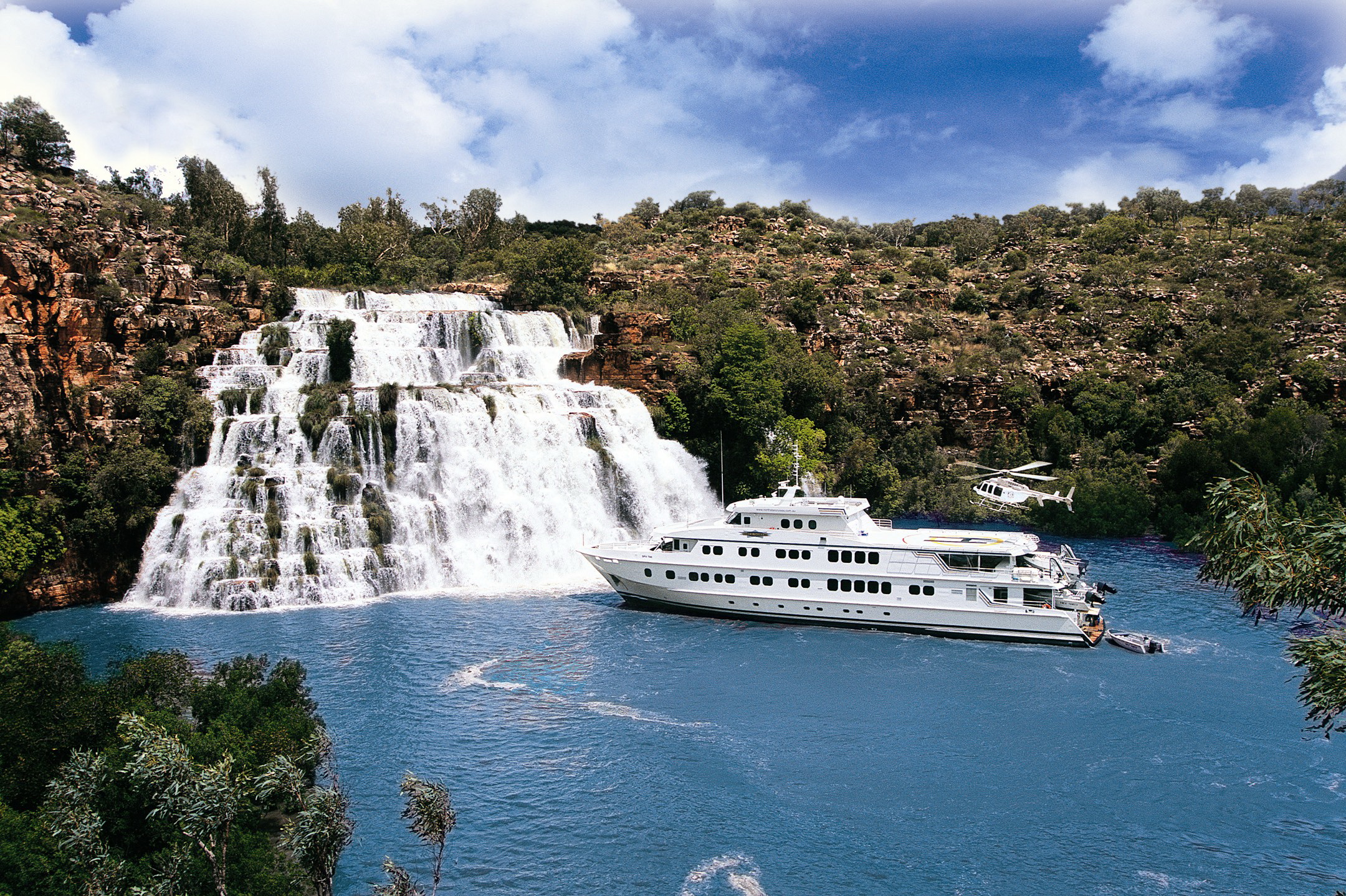 Катер водопад. Австралия водопад Кинг Джордж. Корабль водопад. Катер для путешествий по реке. Водопад лодка.