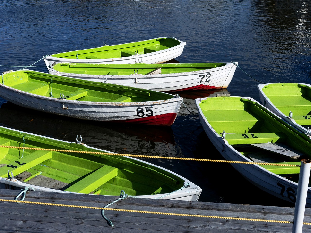 Лодки зеленого цвета. Прогулочная лодка спринт. Весельная лодка. Гребная лодка. Зеленая лодка.