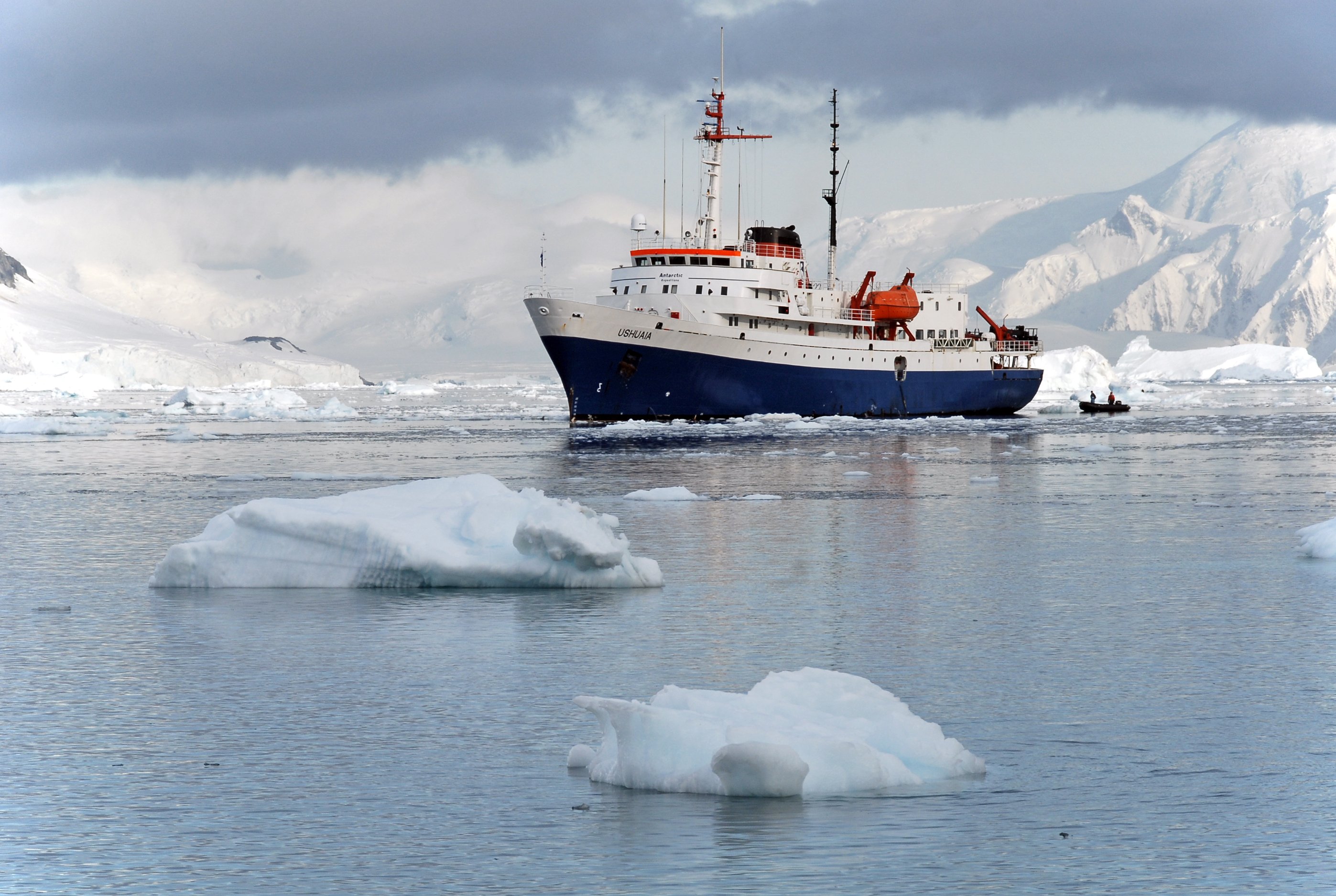 Корабль северный океан. Ледокол в Антарктиде. Арктика корабль ледокол. Шпицберген ледокол. Траулер Шпицберген.