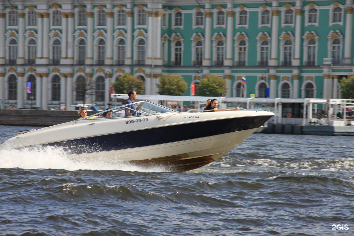 Индивидуальный катер в санкт петербурге. Катер на Неве Санкт-Петербург. Прогулка на катере по Неве и каналам Санкт-Петербурга. Катер прогулочный.