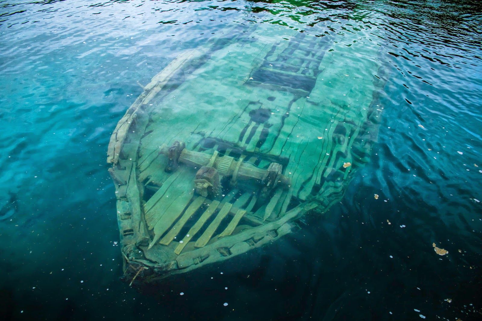 Почему утонула лодка. Саргассово море кладбище кораблей. Корабль-призрак-(2014)(ужасы). Затонувшие корабли со спутника. Затонувший деревянный корабль.